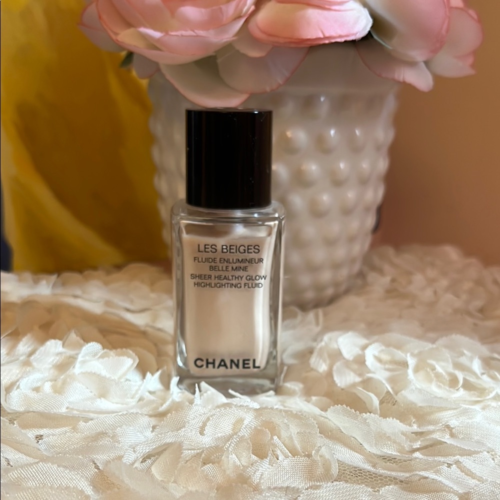 CHANEL Cream Highlighter Makeup